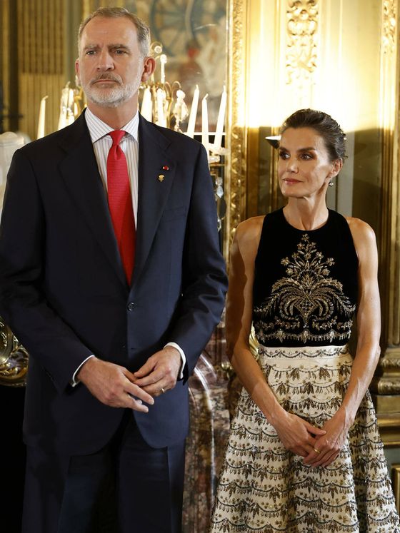 La reina Letizia, de Dior en París. (Efe)