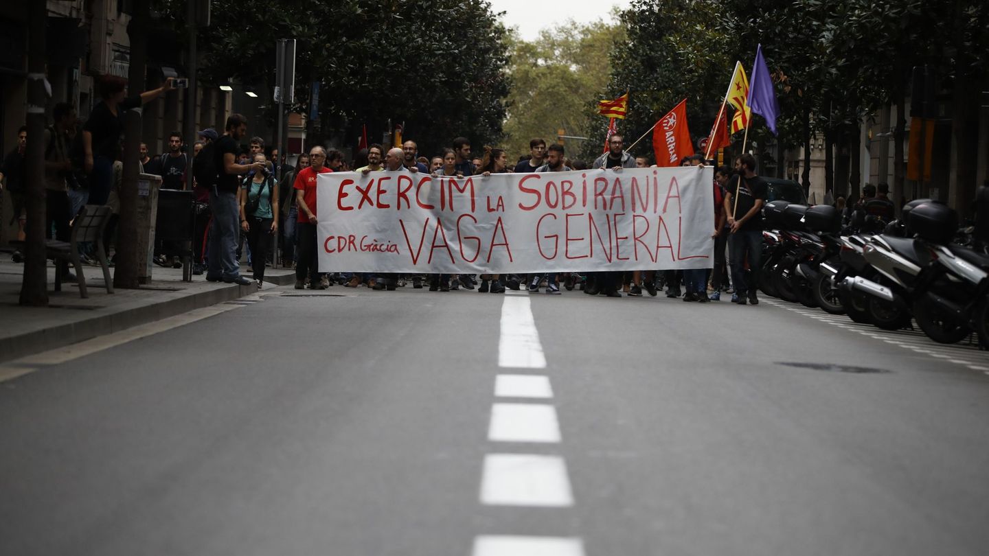 Recorren el barrio de Gracia de Barcelona con motivo de la huelga general convocada en Cataluña. (EFE)