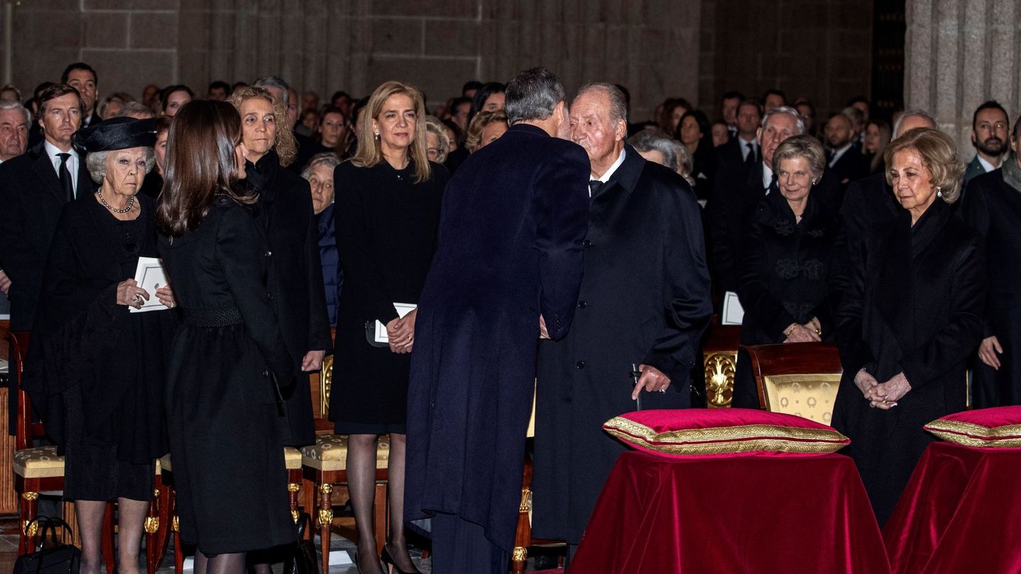 Los Reyes, en el funeral de la infanta Pilar. (EFE/Emilio Naranjo)
