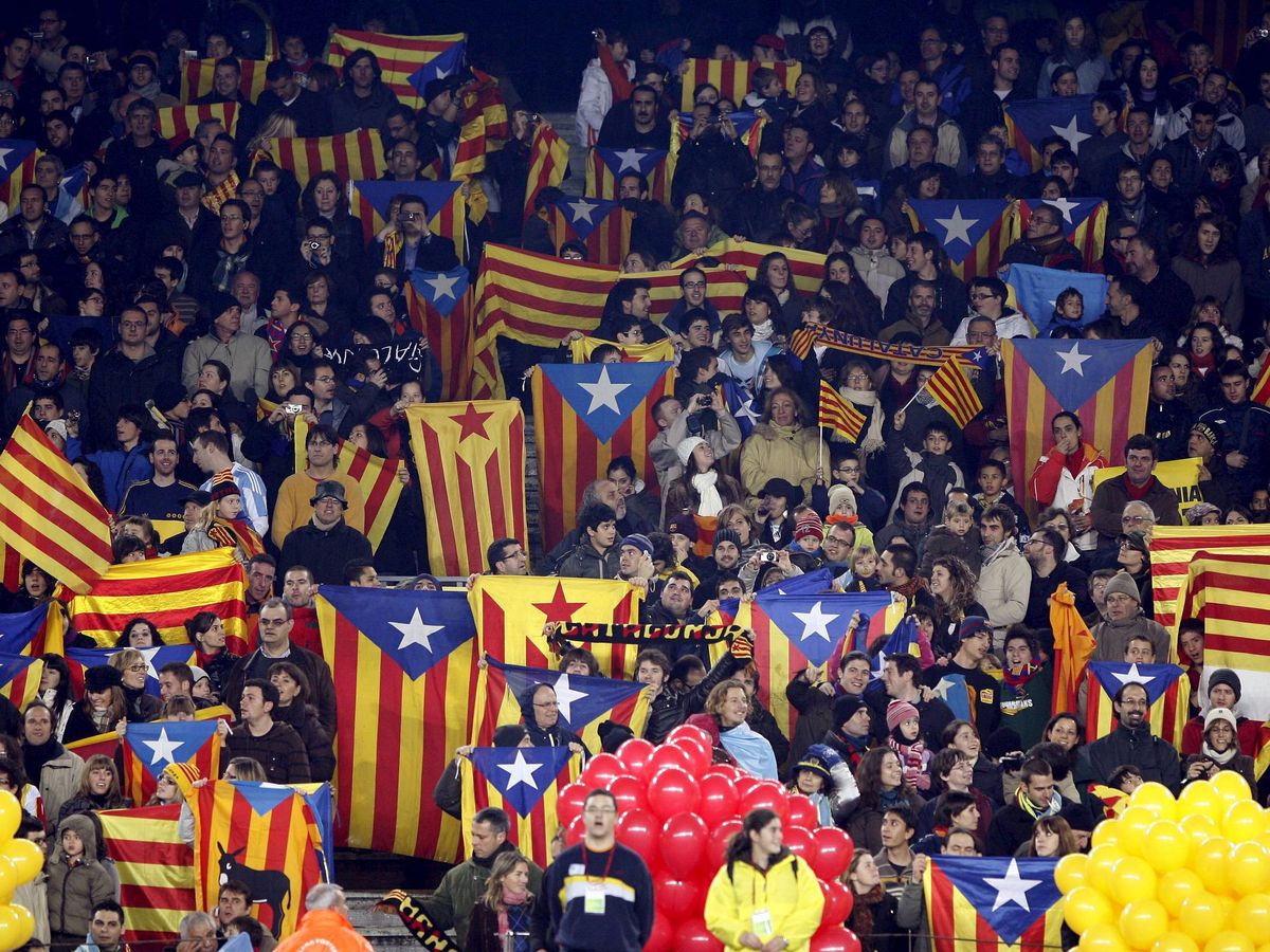 Foto: Las gradas del Camp Nou, donde la selección catalana de fútbol se enfrentó en partido amistoso a la selección de Argentina en diciembre de 2009. (EFE)