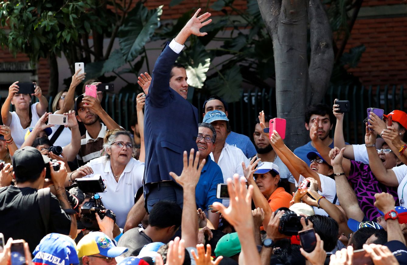 Juan Guaidó es aplaudido por sus partidarios al presentarse en la concentración opositora en Caracas. (Reuters)