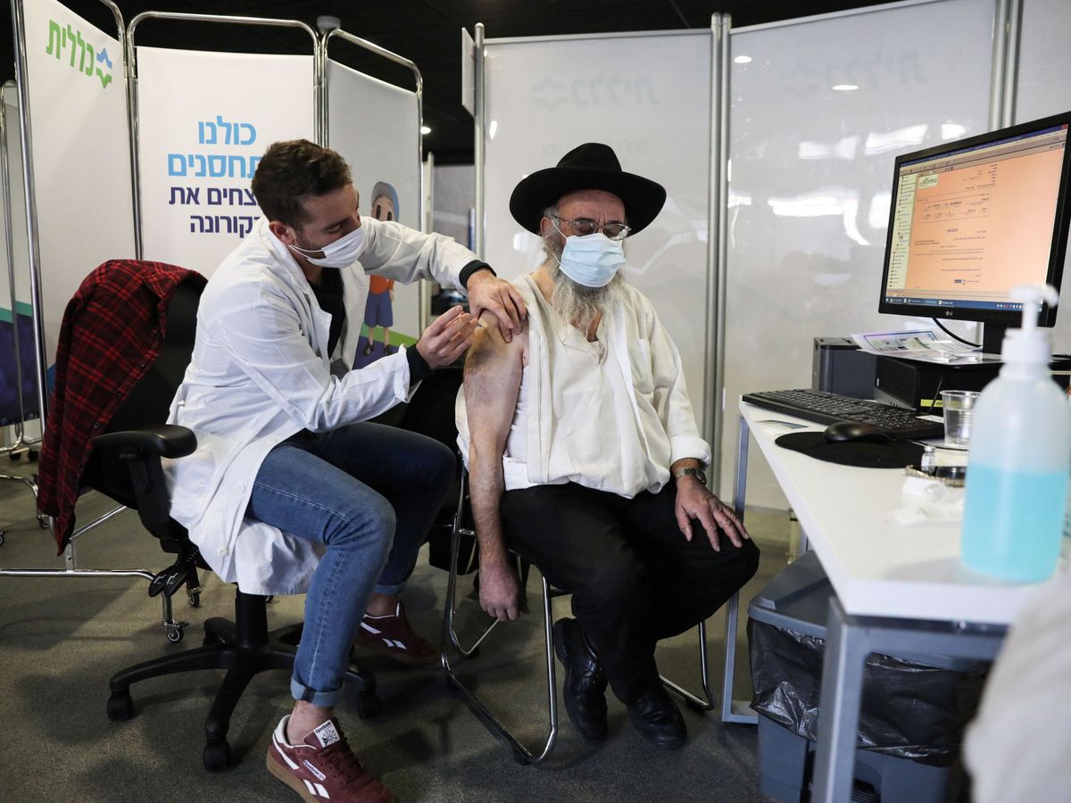 Foto: Un ultraortodoxo recibe la vacuna en Jerusalén. (EFE)