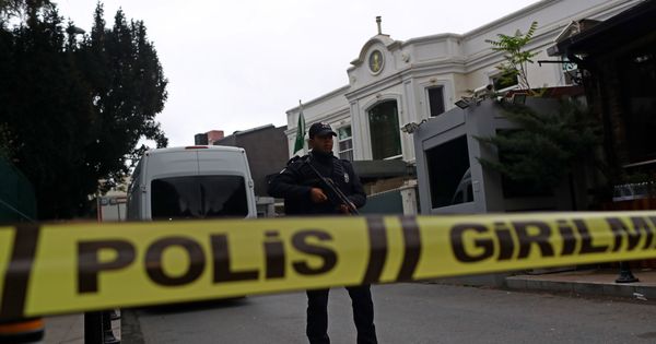 Foto: Un policía turco monta guardia mientras miembros del departamento forense llegan a la residencia del cónsul saudí en Estambul. (EFE)