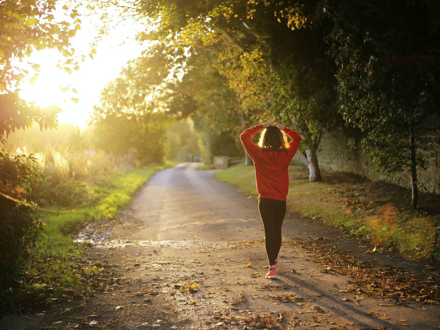 Caminar es una actividad muy saludable que puede ayudarte a adelgazar. (Emma Simpson para Unsplash)
