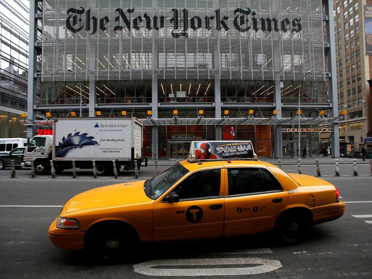 Foto: Un taxi, espera frente a la sede del periódico 'The New York Times'. (Reuters)