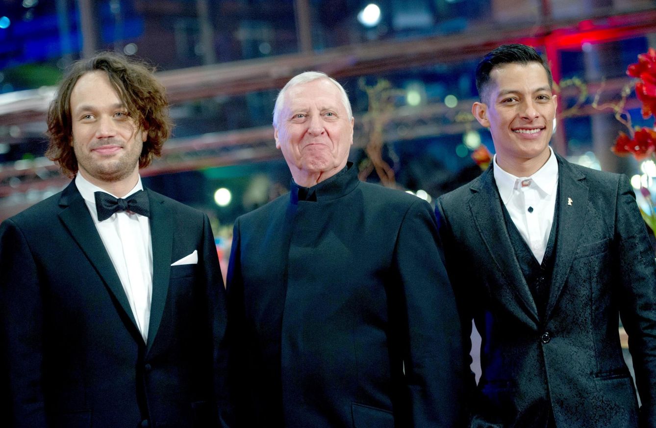 Peter Greenaway posa junto a los dos actores principales en el festival de cine de Berlín (Reuters)