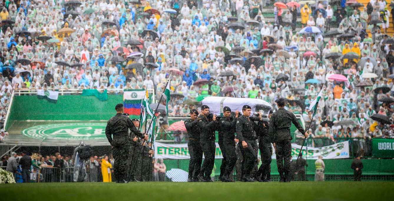 La tragedia del Chapecoense golpeó con dureza al mundo del fútbol (EFE)