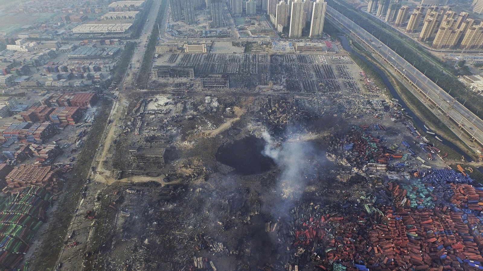 Foto: Vista aérea desde la que se aprecia un agujero en el suelo tras la explosión del puerto de Tianjin. (EFE)