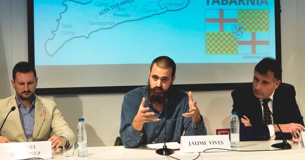 Foto: Los portavoces de Tabarnia Jaume Vives (c), Joan López (d) y Miguel Martínez (i), durante la presentación a los medios de comunicación de la plataforma política. (EFE)