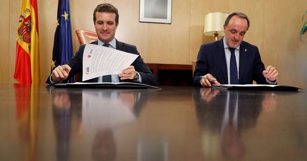 Foto: El líder del PP, Pablo Casado, ha firmado una declaración conjunta con el presidente de UPN, Javier Esparza. (EFE)
