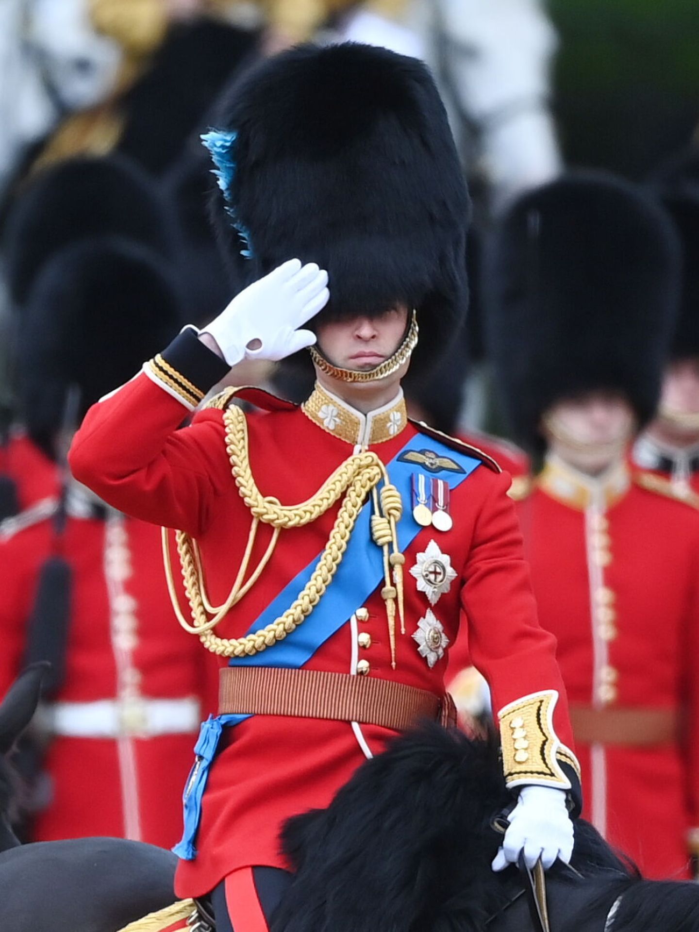 El príncipe Guillermo saluda durante su inspección de la División de la Guardia mientras participa en The Colonel's Review. (EFE/Neil Hall) 