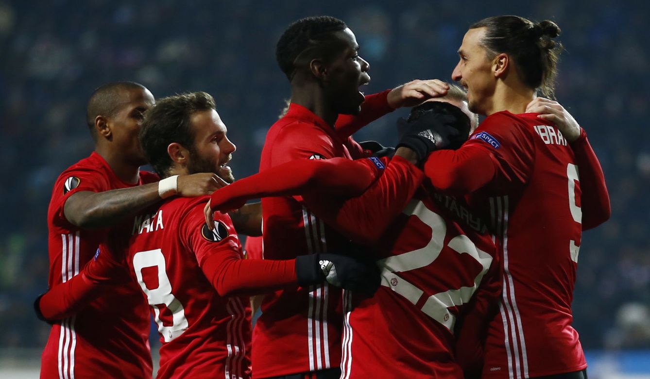 Mkhitaryan es felicitado por sus compañeros del Manchester United. (REUTERS)