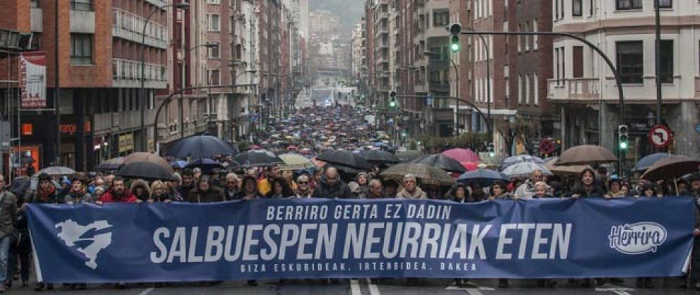 Foto: Miles de manifestantes piden en Bilbao un cambio en la política con los presos de ETA