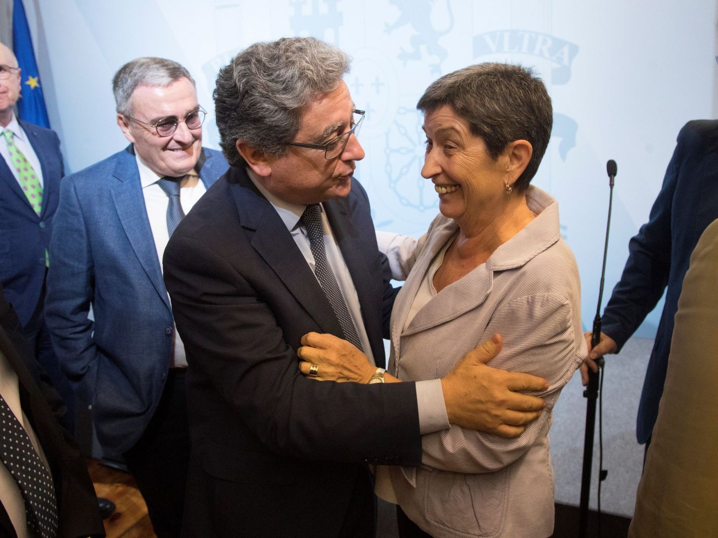 Teresa Cunillera, felicitada por el anterior delegado en Cataluña, Enric Millo, el pasado 22 de junio. (EFE)