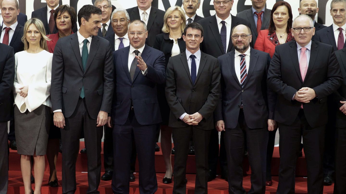 Foto de familia de los asistentes a la cumbre socialdemócrata de Madrid. (Efe)