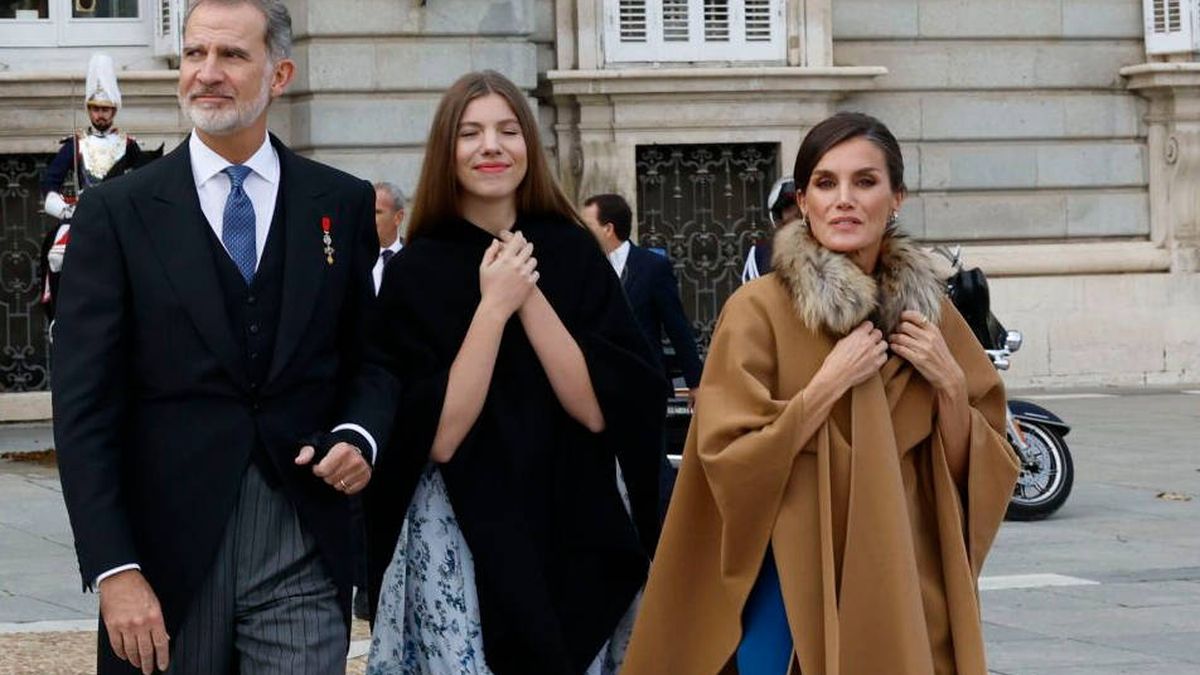La reina Letizia recupera el abrigo capa con el que triunfó en Estocolmo hace dos años