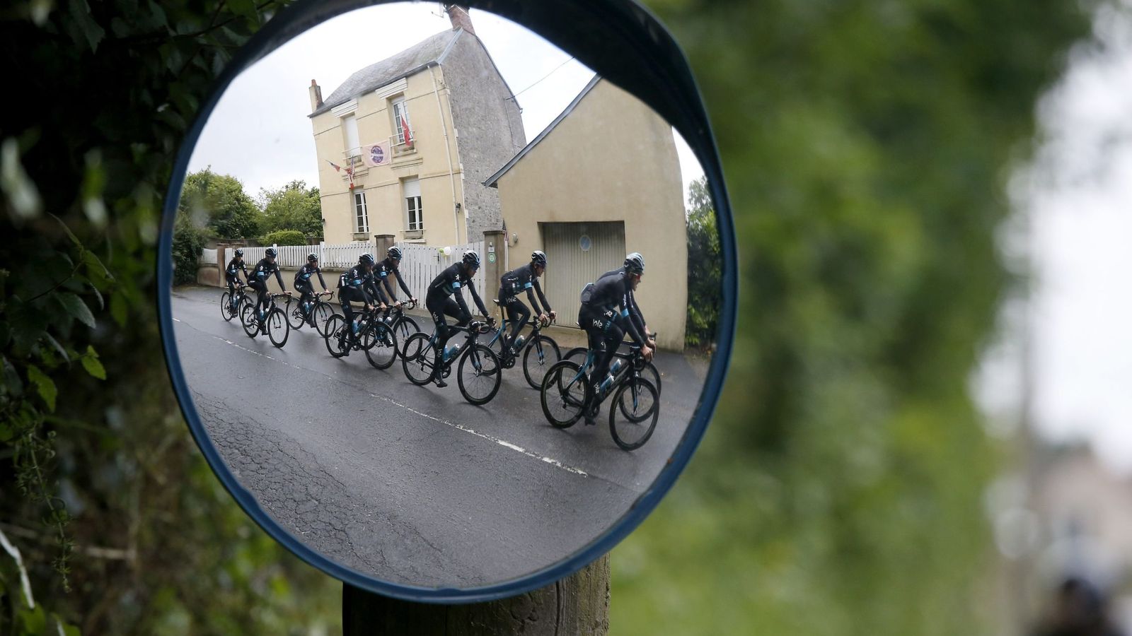 Foto: Los ciclistas del equipo Sky  antes de que arranque el Tour de Francia. (EFE)