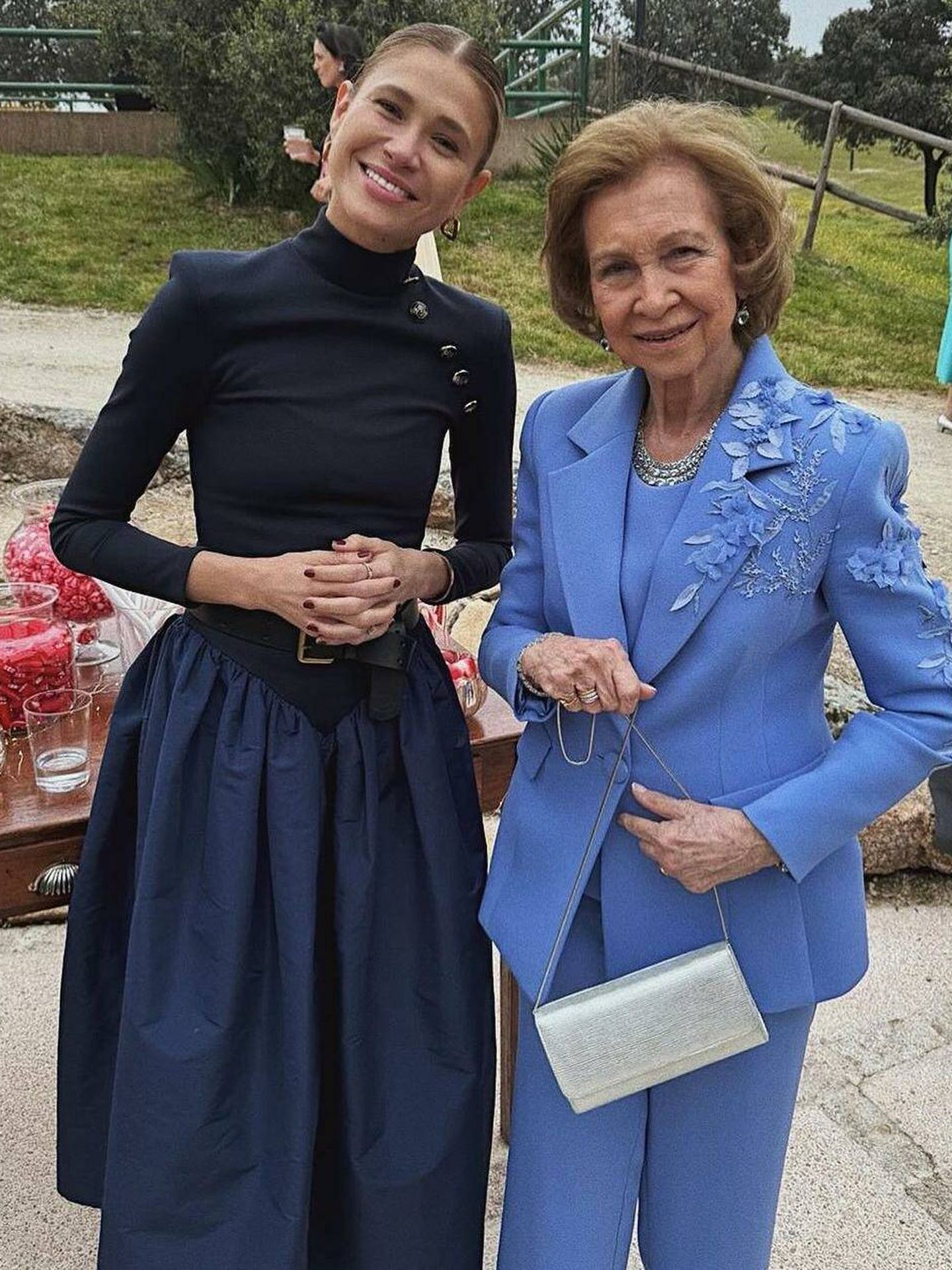  Carla Pereyra y la reina Sofía, en la boda de Almeida y Teresa Urquijo. (Instagram/@carlapereyra)