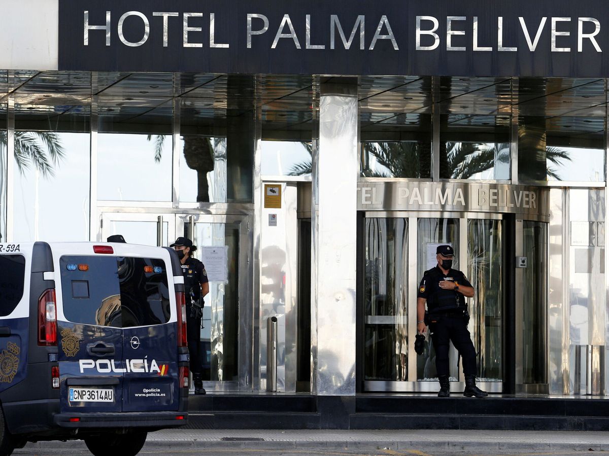 Foto: Controles policiales en la entrada del hotel Palma Bellver. (Reuters)