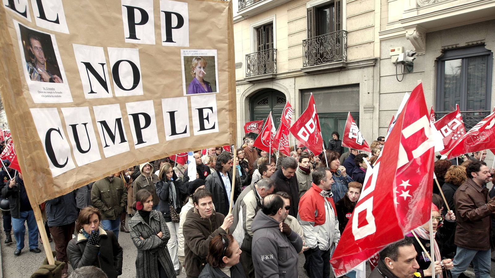 Foto: Pancarta en contra del PP durante una manifestación de funcionarios de Justicia de la Comunidad de Madrid. (EFE)