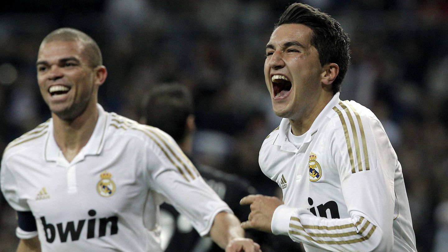 Nuri Sahin, junto a Pepe, celebra un gol con el Madrid. (EFE/Juanjo Martín)  