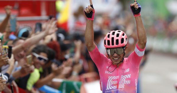 Foto: Sergio Higuita celebra su primer triunfo en una grande en la Vuelta. (EFE)