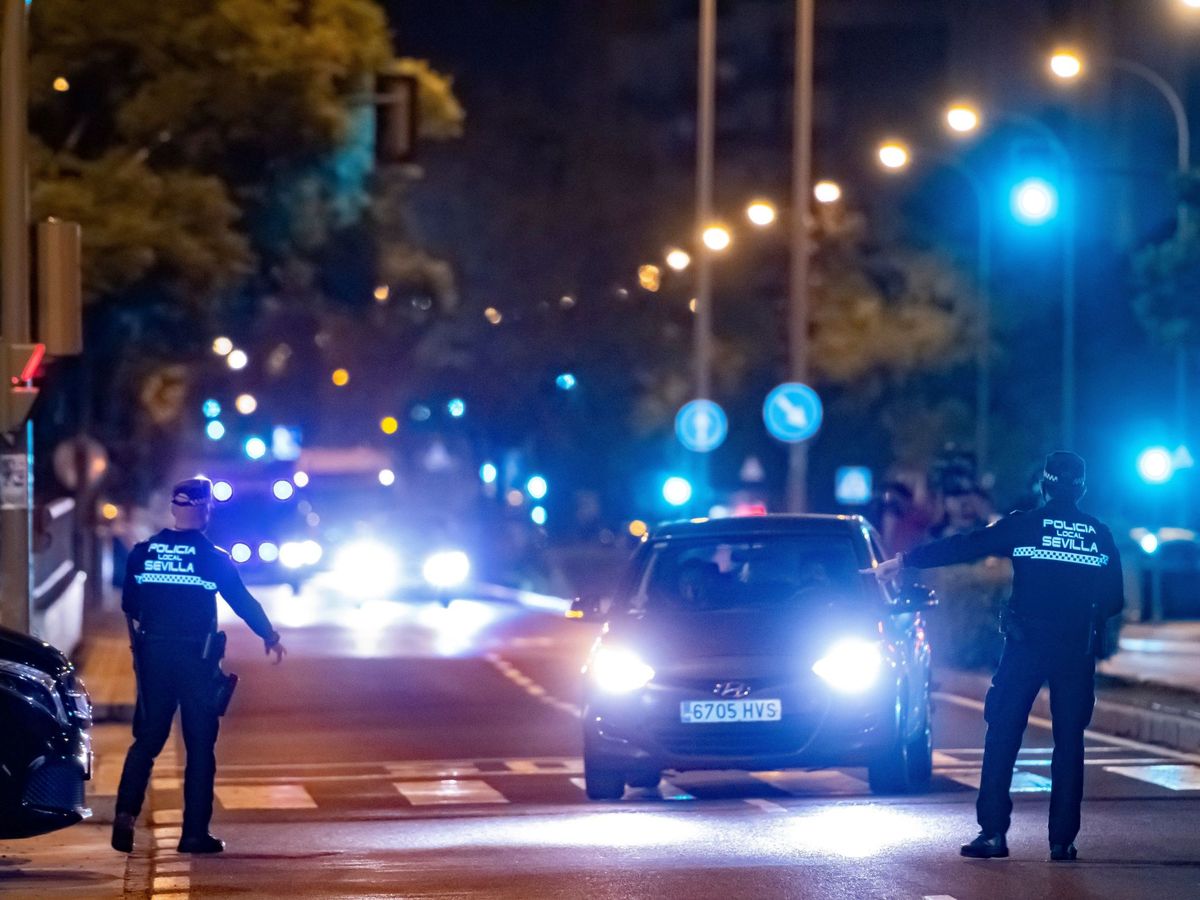 Foto: La policía local de Sevilla vigila las calles de la ciudad en una imagen de archivo. (EFE/José Manuel Vidal)
