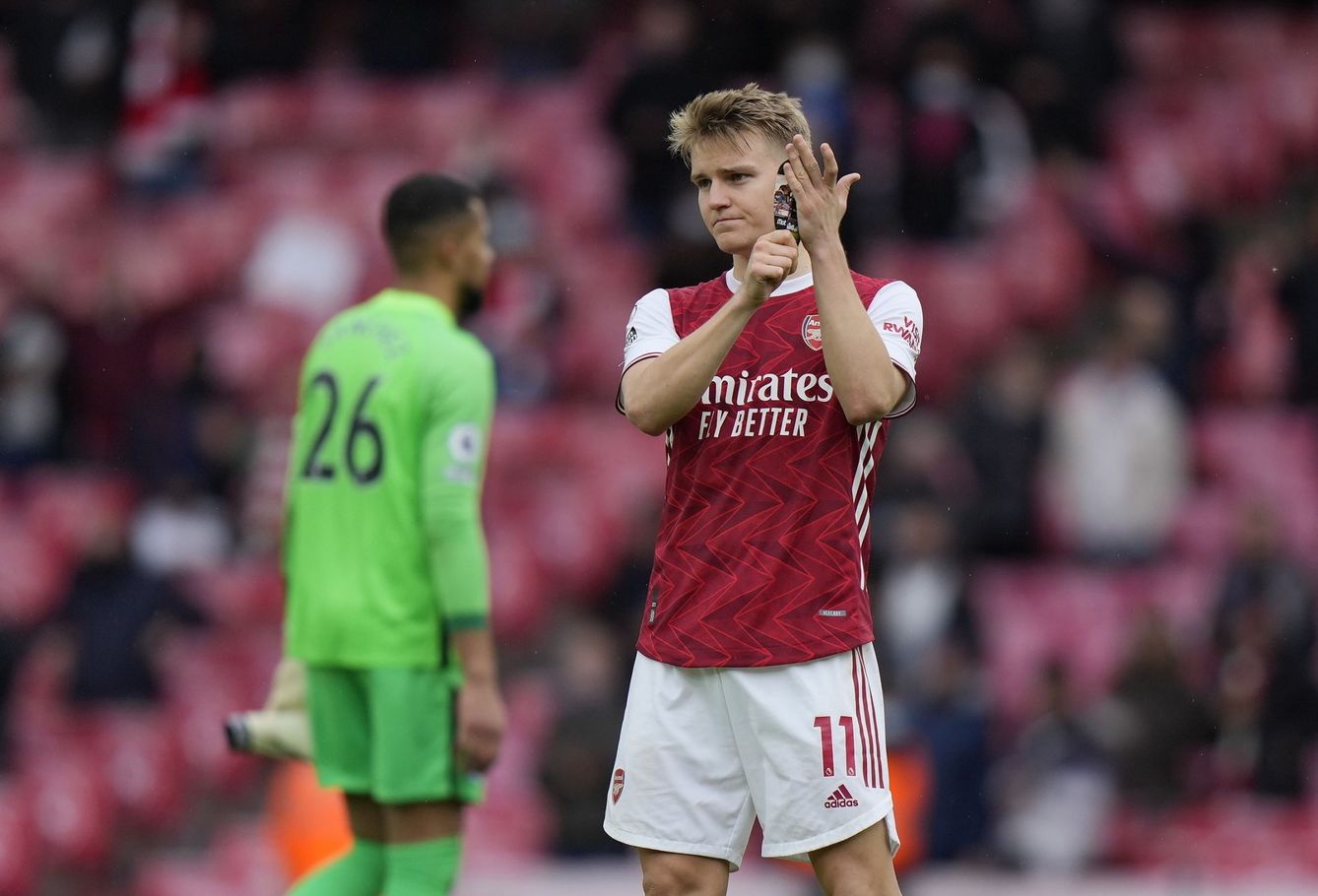 Martin Odegaard saluda a los aficionados del Arsenal, uno de los equipos que podrían verse más perjudicados en este verano de fichajes. (EFE)