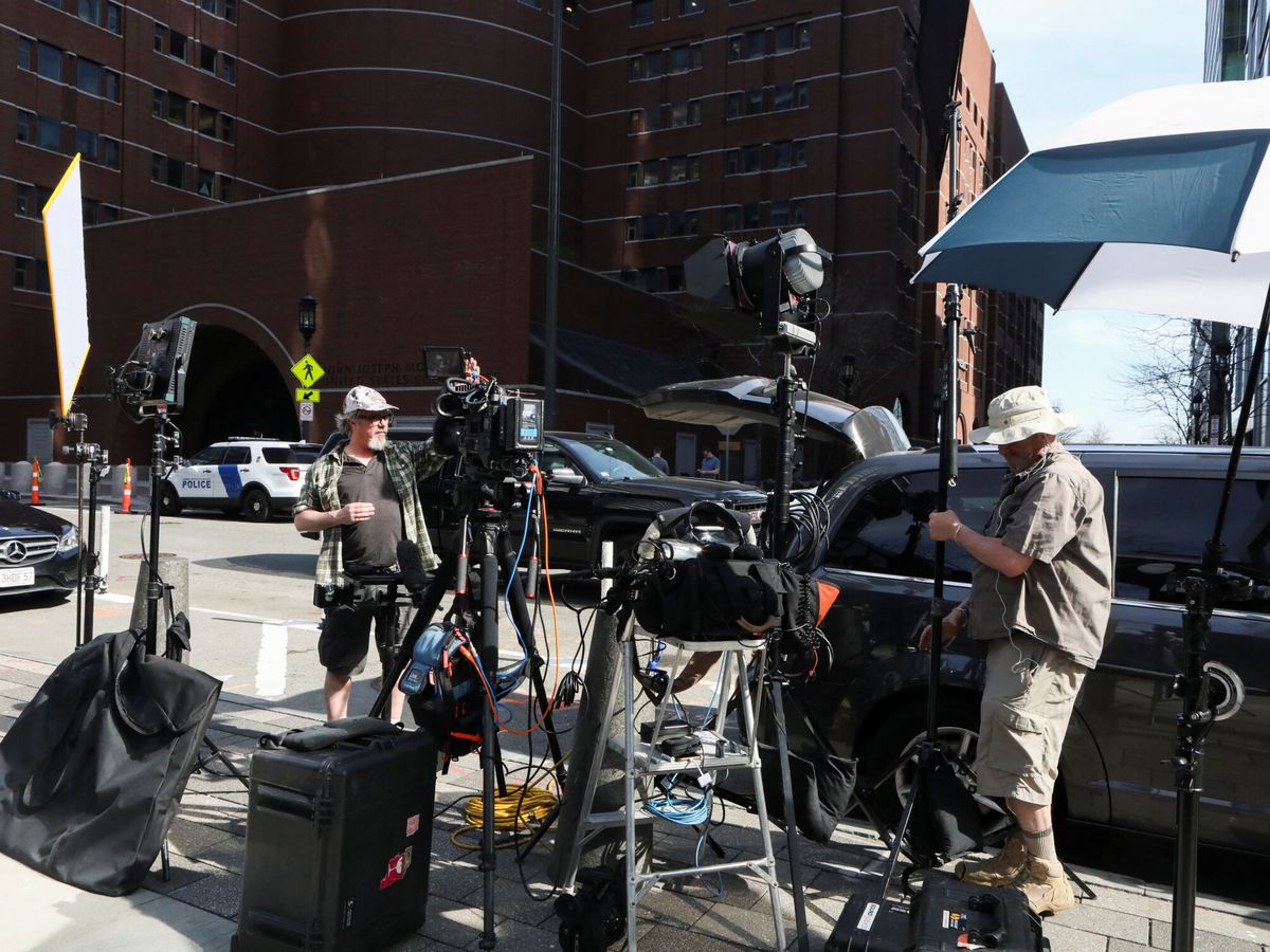 Foto: Medios de comunicación a las puertas del tribunal federal. (Reuters/ Lauren Owen Lambert)