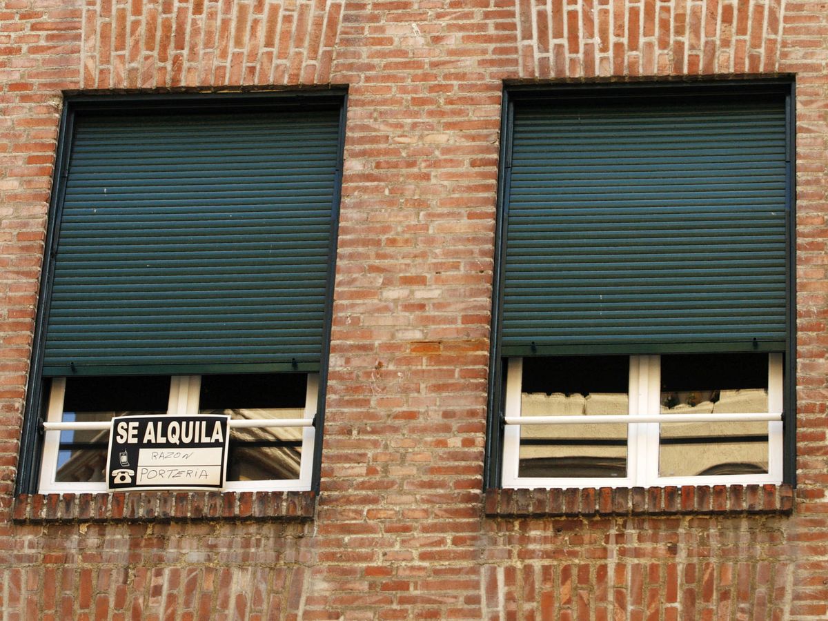 Foto: Un cartel de 'se alquila', en una vivienda de Madrid. (Reuters)