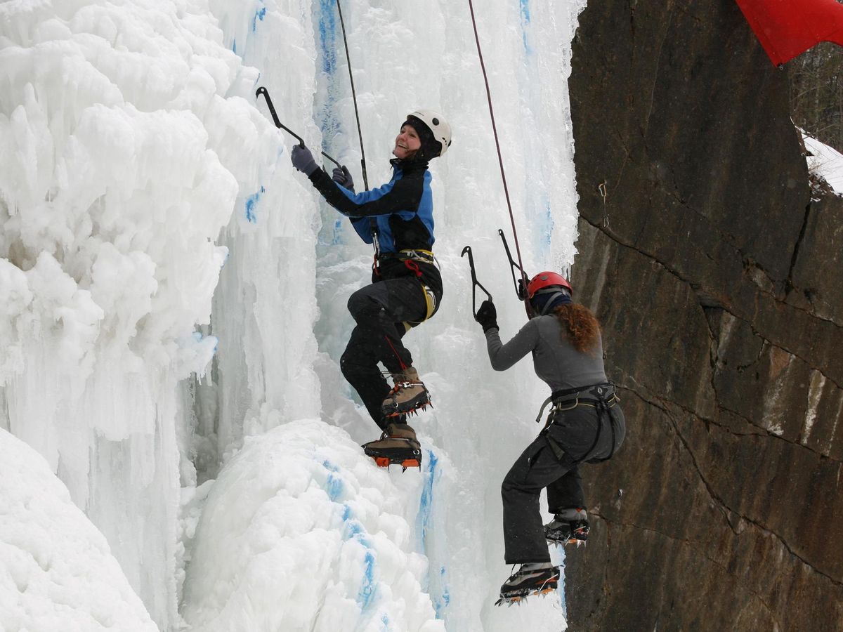 Foto: Dos alpinistas escalan con el objetivo de llegar a la cumbre. (Reuters/Ilya Naymushin)