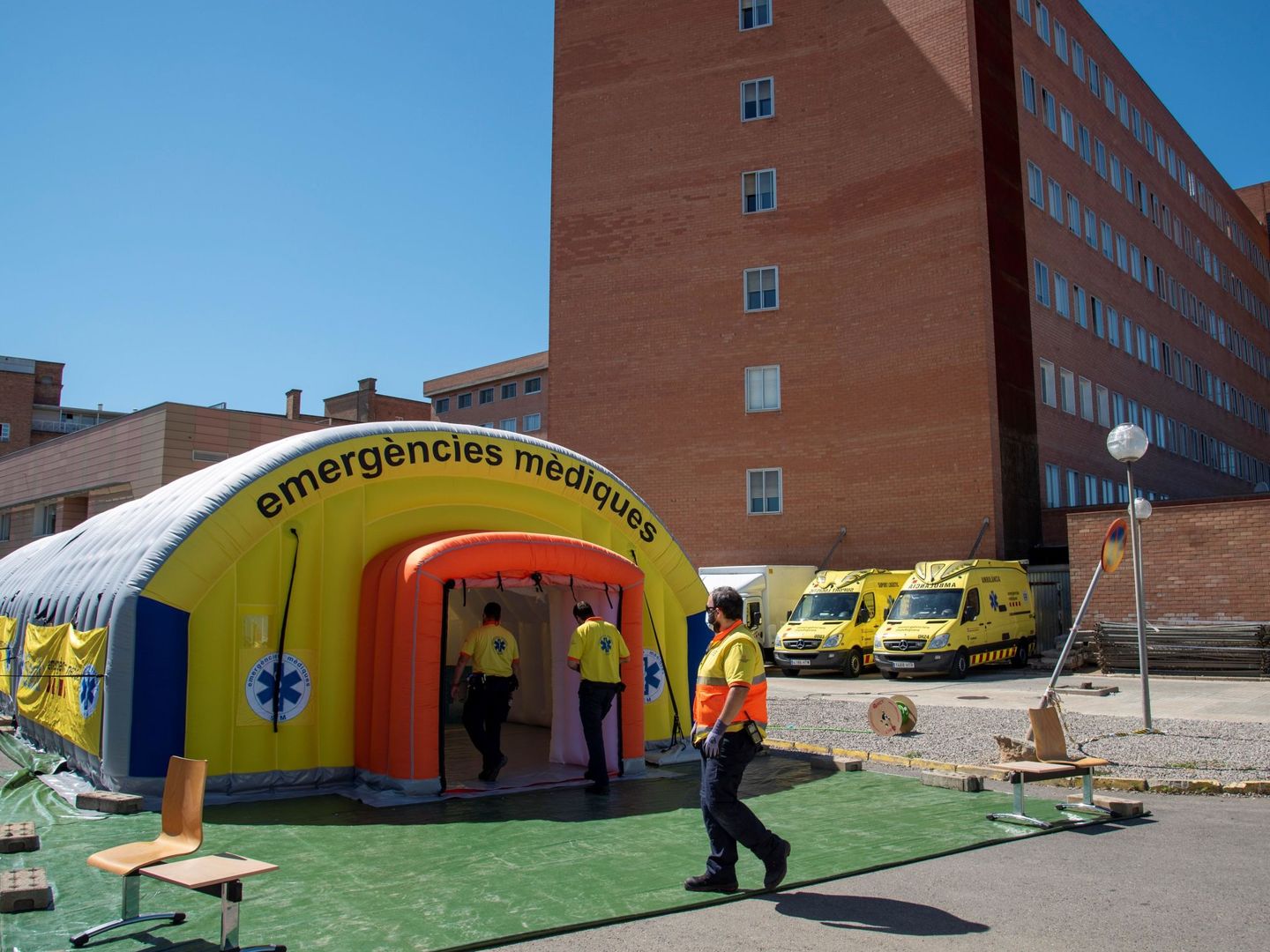 El hospital de campaña instalado junto al Hospital Universitario Arnau de Vilanova de Lleida. (EFE)