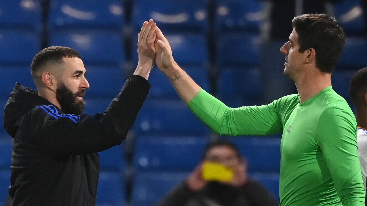 Benzema y Courtois chocan las manos tras el Chelsea. (EFE/Peter Powell)