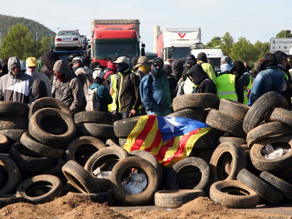 Foto: CDR cortan las carreteras en Tarragona. (EFE)