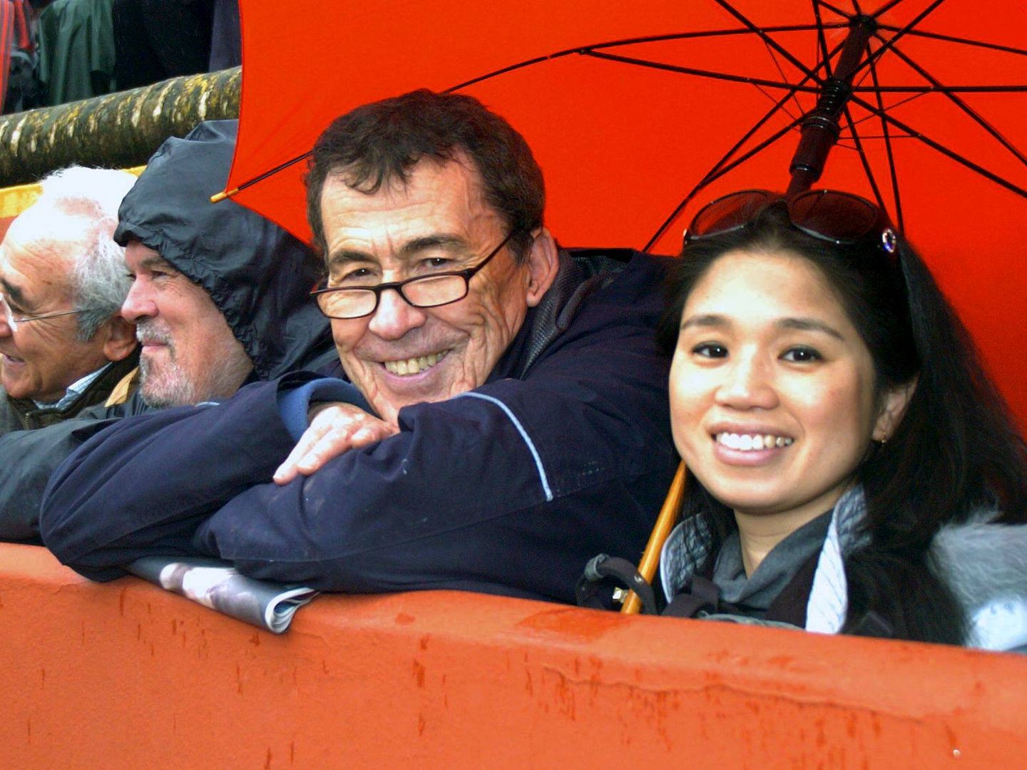 Fernando Sánchez Dragó, acompañado de su esposa Naoko. (EFE)