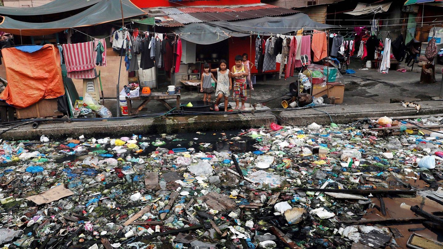 Un grupo de niños junto a un canal repleto de basura en Manila (FIlipinas) (EFE)