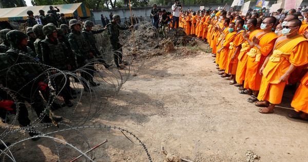Foto: Monjes budistas ante militares tailandeses durante una protesta en el Templo Dhammakaya, en la provincia de Pathum Thani. (Reuters) 