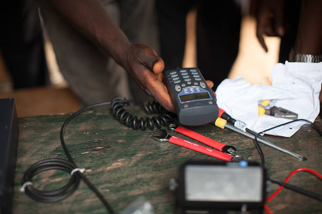Un voluntario con una de las radios proporcionadas por la ONG (Fuente: web de Invisible Children)