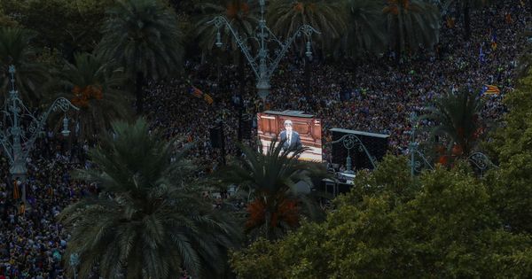 Foto: Pantalla gigante para seguir el discurso en el que Puigdemont declaró y suspendió la independencia. (Reuters)