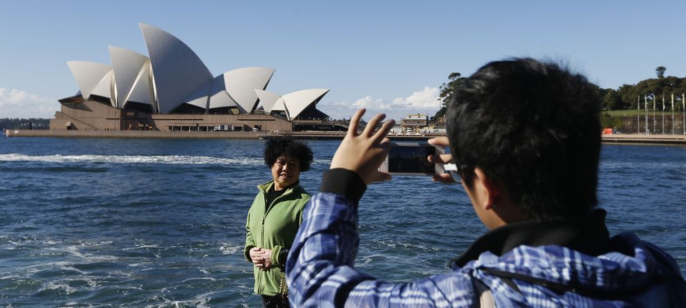 Una turista china posa frente a la Ópera de Sidney. (Reuters)