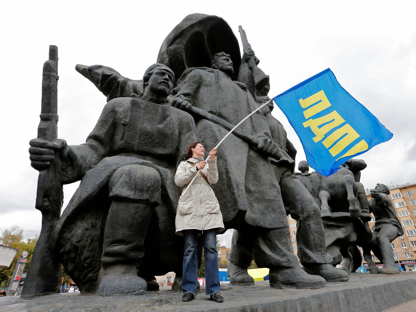 Una mujer ondea una bandera del Partido Liberal Democrático de Rusia durante un evento de campaña en Moscú. (Reuters)