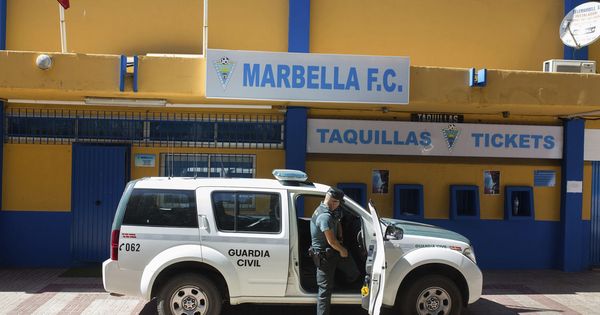 Foto: La Guardia Civil registra las instalaciones del estadio del Marbella Club de Fútbol. (EFE)