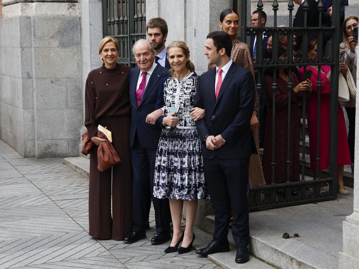 Foto: El rey Juan Carlos con sus hijas y algunos nietos. (EFE/J.J.Guillén)