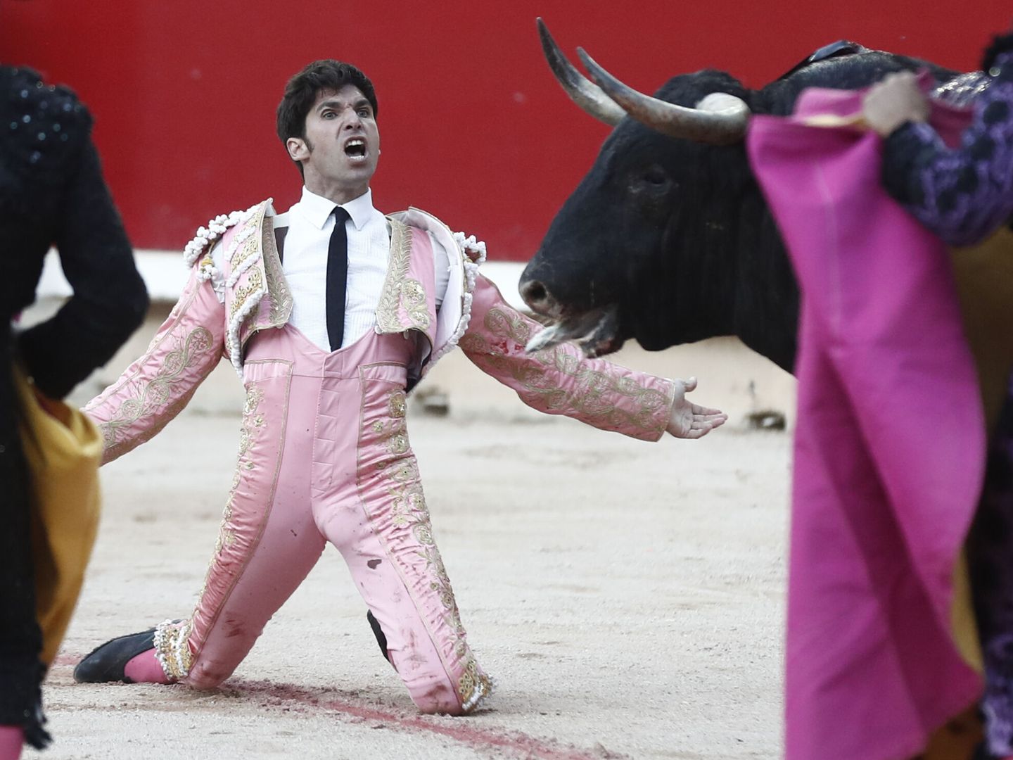 Cayetano Rivera durante su segundo toro en la Feria del Toro de los Sanfermines 2023. (EFE/Jesús Diges)