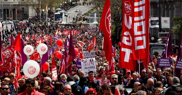 Foto: Miles de personas participan en la manifestación celebrada esta mañana en Madrid con motivo del Primero de Mayo. (EFE)