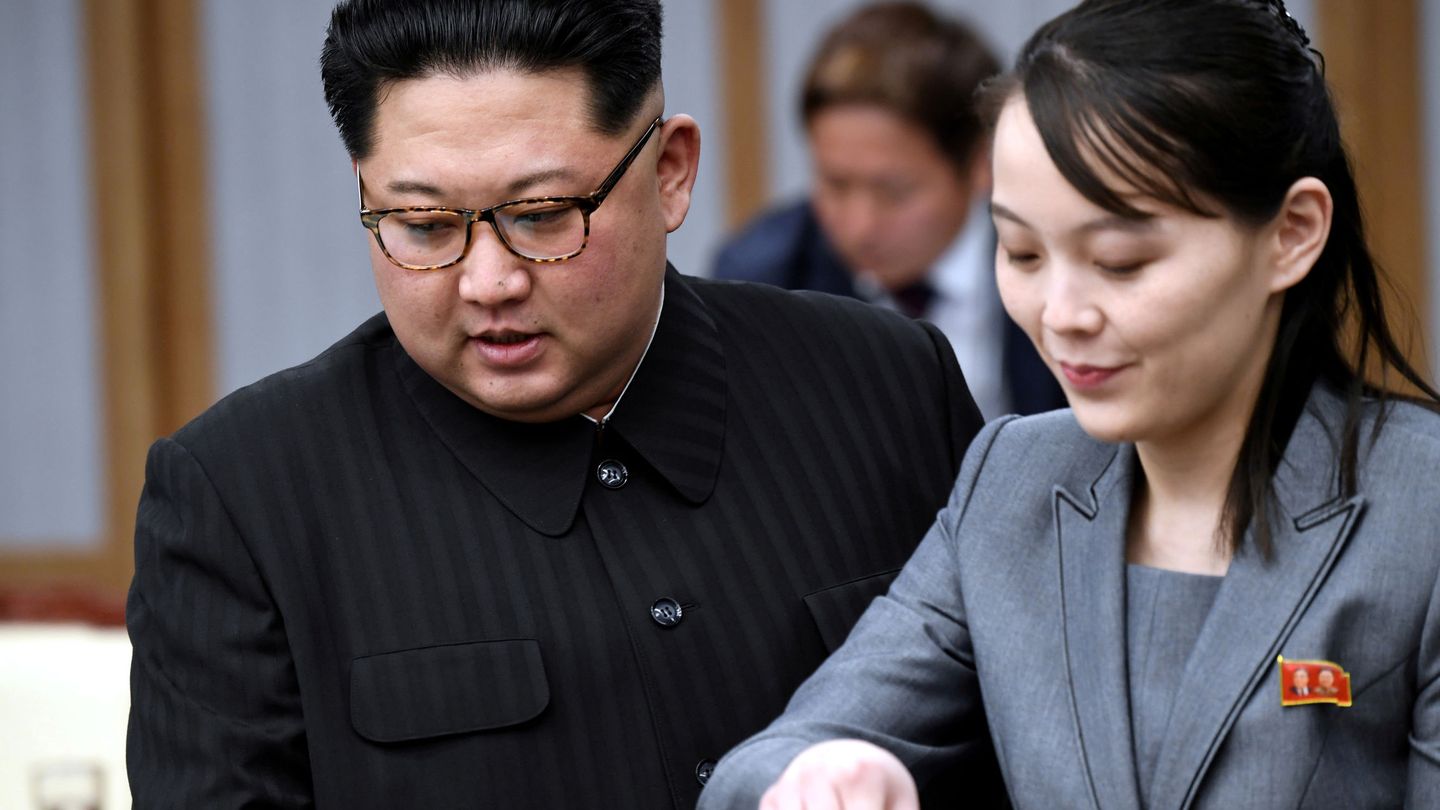 Kim Jong-un, con su hermana Kim Yo-jong en un encuentro con el presidente surcoreano Moon Jae-in en 2018. (Reuters)