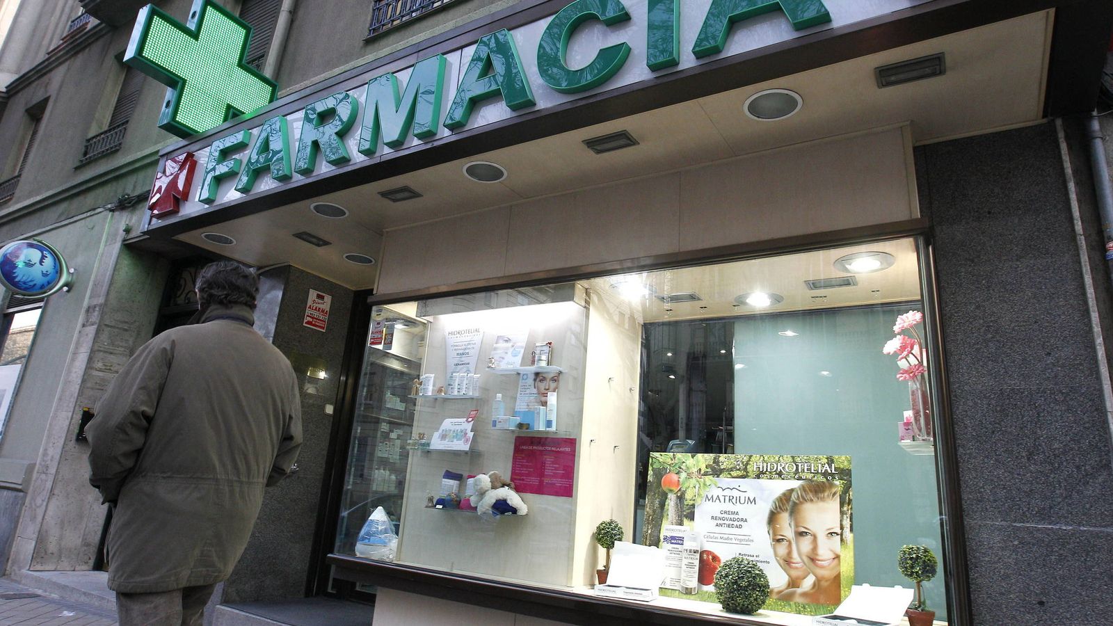 Foto: Farmacia situada en el barrio madrileño de Chamberí. (EFE)
