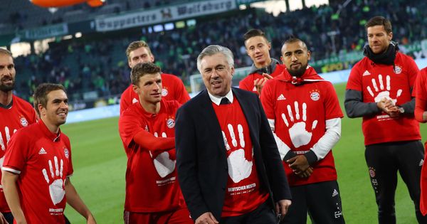 Foto: Carlo Ancelotti (c) celebra con sus jugadores el título de la Bundesliga. (Reuters)