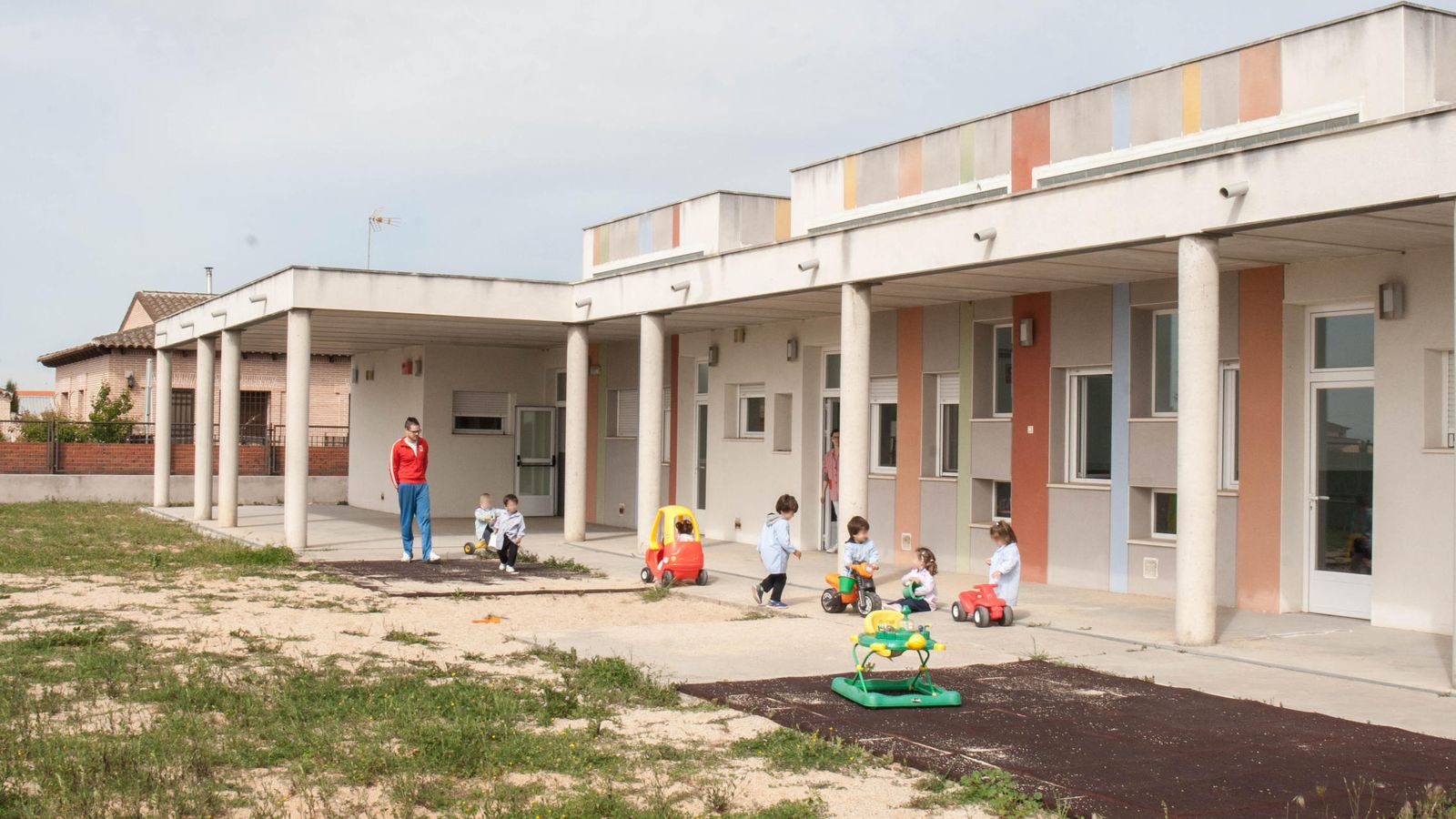 Foto: Los niños de la guardería de Cazalegas juegan en el recreo. (D.B.)