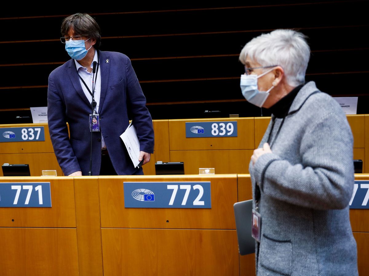 Foto: Carles Puigdemont y Clara Ponsatí, en el Parlamento Europeo. (Reuters)